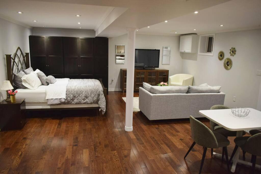 Home Away From Home - Basement Studio Apartment Торонто Екстериор снимка