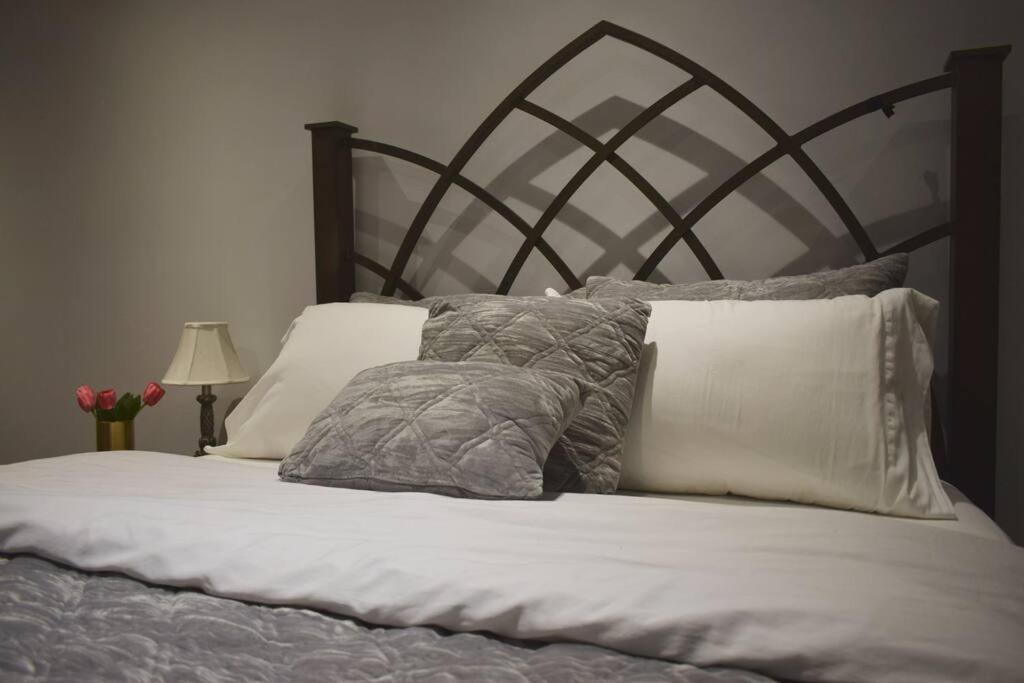 Home Away From Home - Basement Studio Apartment Торонто Екстериор снимка