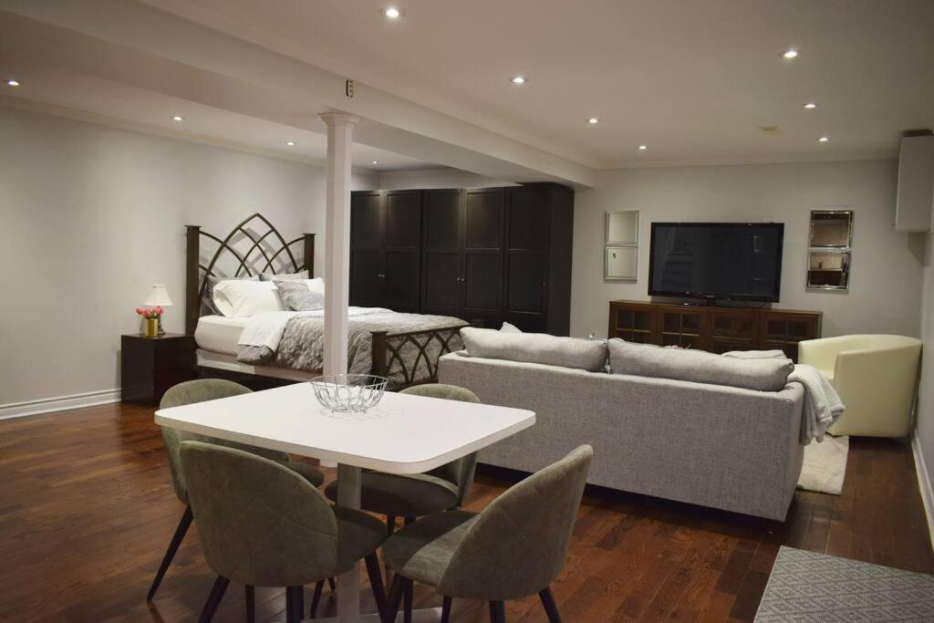 Home Away From Home - Basement Studio Apartment Торонто Екстериор снимка