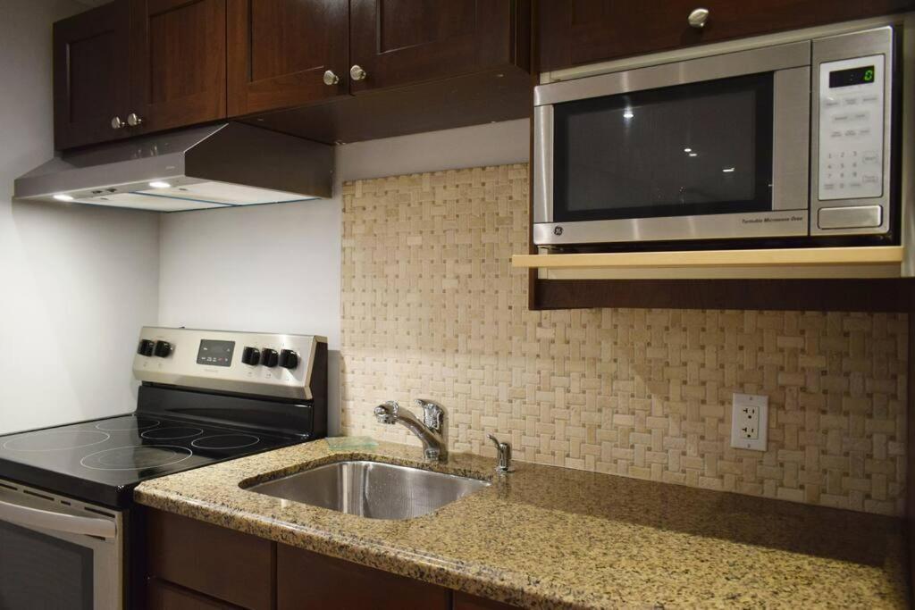 Home Away From Home - Basement Studio Apartment Торонто Екстериор снимка